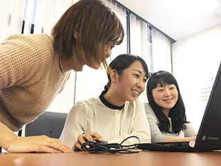 20・30代の女性中心!未経験スタートの方も充実の研修で活躍されていますよ♪
