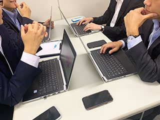一緒に学ぶメンバーと相談したり、講師にも聞きやすい環境です!